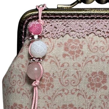 Hamvas rózsás tárca közeli